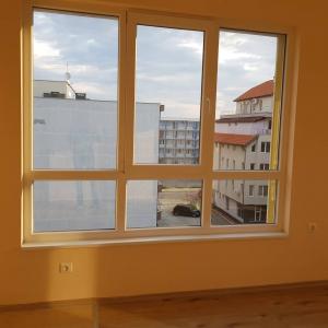 редене на паркет и боядисване+контакти и ключове