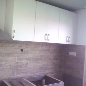 изработка сглобяване и монтаж на кухненски шкафове