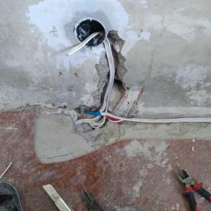 Добавяне на контакти в панелна стая