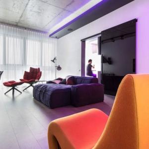 Модерен черно-бял апартамент с неонови светлини