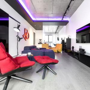 Контрастни комбинации в просторна дневна