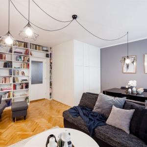 Стената в дневната – място за библиотека