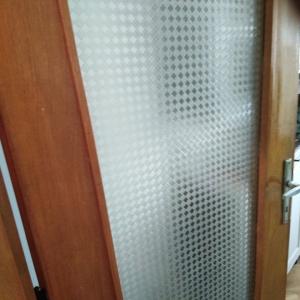 Премахване на стар лак на врати