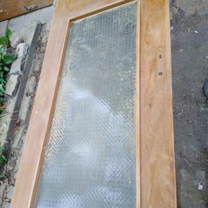 Премахване на стар лак на врати