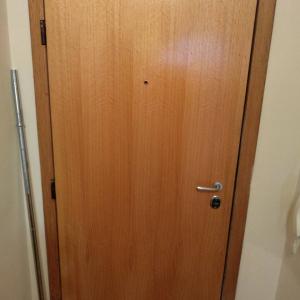 Мет.врата задираща в пода