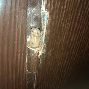 Скъсана панта в следствие на ръждаа.