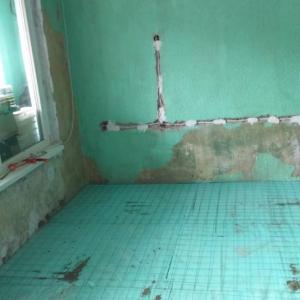 Полагане на нова електроинсталация,топлоизолация с мрежа и найлон на пода..