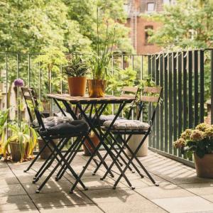 Практични идеи как да превърнете балкона на апартамента в прекрасен кът за почивка