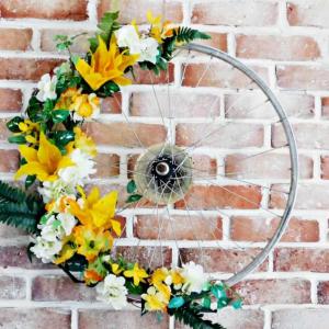 Празничен венец от колело на велосипед – гарантирана красота и стил