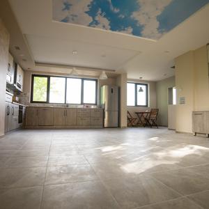 Дневна с кухня