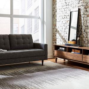 Изчистен дизайн с високи крака и възглавници