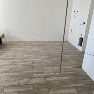 Лепене на Плочки в хола с трапезария