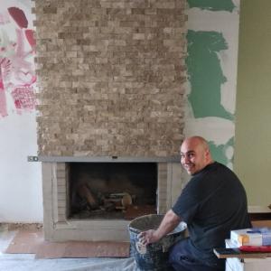 Обличане на камина с камък.