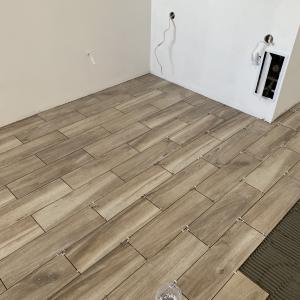 Лепене на Плочки в хола с трапезария