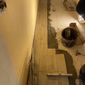 Нови плочки в коридора и кухнята