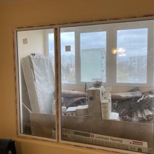 Нова дограма отсичане боя и ламинат в хола плюс шпакловка