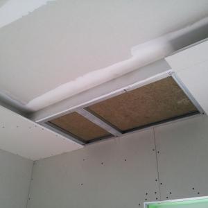 Прав таван и куфар със скрито осветление