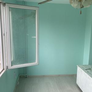 Шпакловка латекс и ламинат в спалнята