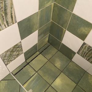 Плочки върху линеиния сифон