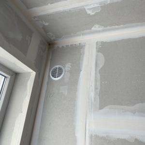 Шпакловка на гипсокартона и вентилационни отвори при куфара на тръбите