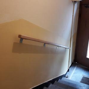 Боядисване на вход  и монтаж парапети