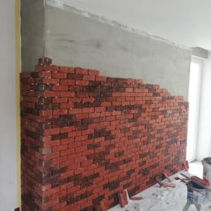 Тухлена стена, ламинат, плочки