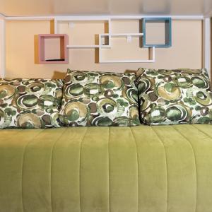 Диван с етажерка