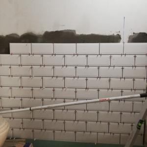 Лепене на плочки на стена на баня