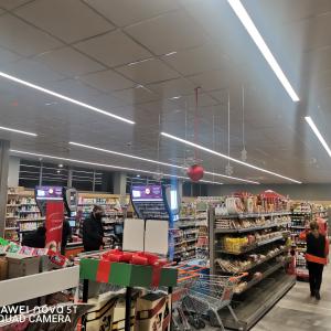 Линейни осветителни тела в хипермаркет