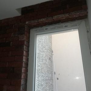 Тухлена стена, ламинат, плочки