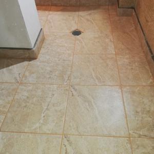 Под на баня