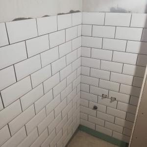 Лепене на плочки на стена на баня