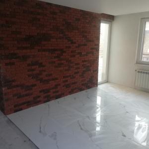 Тухлена стена, ламинат, плочки