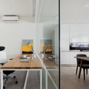 Стъклен параван за обособяване на домашен офис