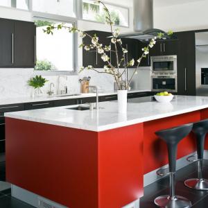 Акцент – червен кухненски остров