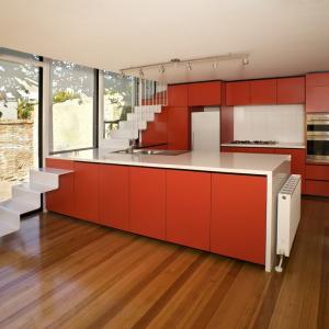 Наситено червена кухня с много интересен елемент