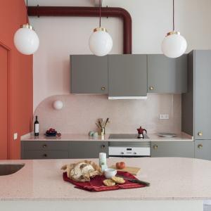 Комбинация от сиво и червено