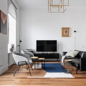 Черно, бяло и златно в дневната