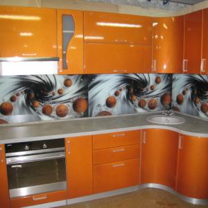 Извита кухня МДФ боя-гланц