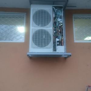 Конзолен монтаж на термопомпа GREE.