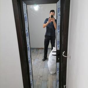 Алуминиева врата за баня с облякън зид от каса за интериора врата.