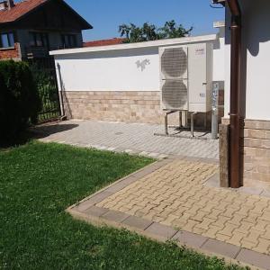 Изнесен монтаж на външен агрерат на термопомпа MITSUBISHI.