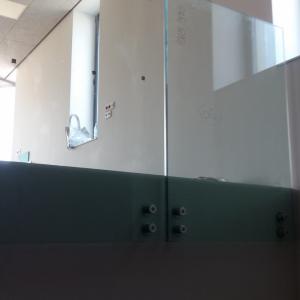 Стъклен парапет