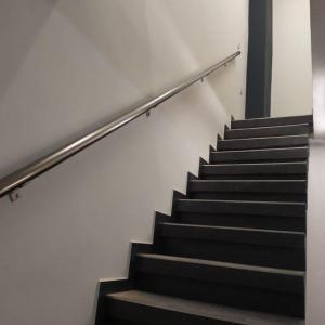 Ръкохватка ф 50 с л държачи за стена