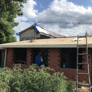 Зидане и направа на дървен навес