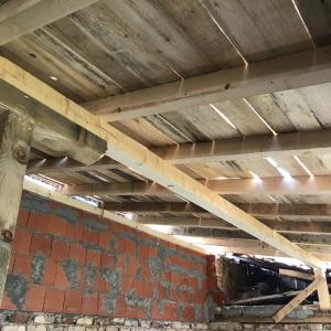 Дървен навес