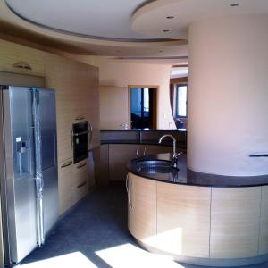 Овална кухня от фурнирован MDF, технологичен гранит и иноксови декоративни елементи _14