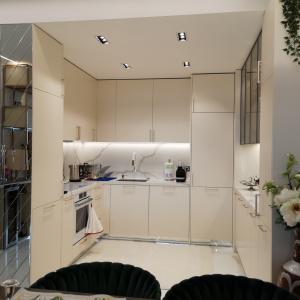 Кухня от MDF с технологичен гранит и огледални ефекти _12