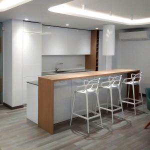 Модерна кухня от MDF с гланц-лак и естествен фурнир _5