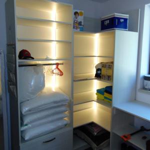 Компактно жилище обзаведено с мебели от Акрилен High Gloss, MDF и много място за съхранение _73